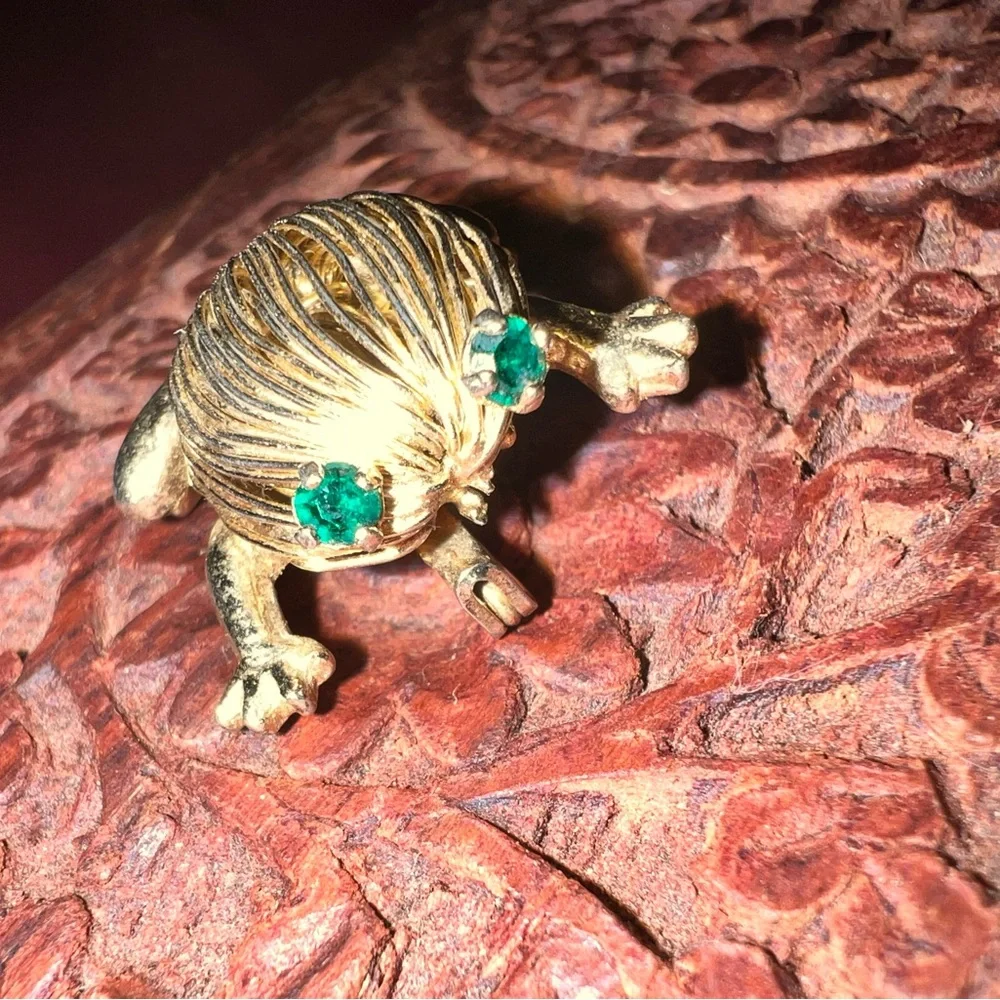 🍀Gold frog‎ 🐸 with jeweled green eyes